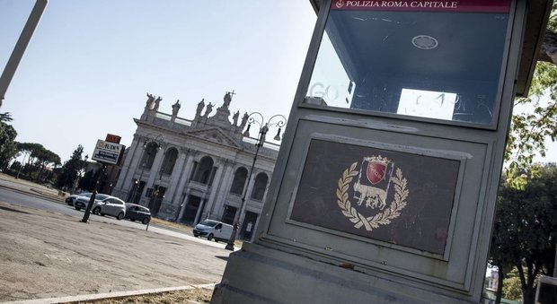 Roma, i gabbiotti dei vigili abbandonati ma con aria condizionata: stanziati 47mila euro