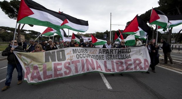 25 aprile a Roma, corteo unitario a rischio. Palestinesi: kefieh e bandiere. Protesta la Comunità ebraica. Campidoglio: no strumentalizzazioni
