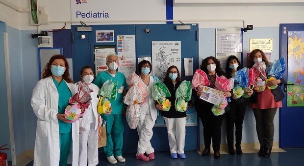 L'associazione “L'Abbraccio dei prematuri” consegna uova di Pasqua ai bambini in ospedale
