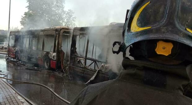 Roma, 246 bus andati a fuoco in 5 anni. Ieri altro rogo a Tor Vergata, terrore tra i passeggeri a bordo