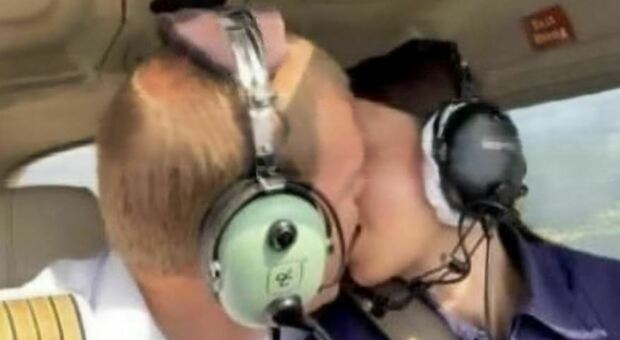 Pilota russo fa sesso con un'allieva nella cabina di pilotaggio: licenziato per il video hard