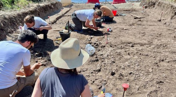 Gli archeologi sugli scavi nei pressi della spiaggia delle conchiglie a Torre Guaceto