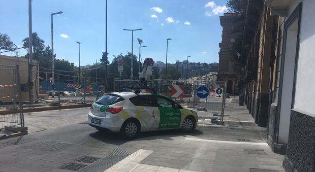L'auto di Google Maps fa capolino a Chiaia: immortalerà i cantieri