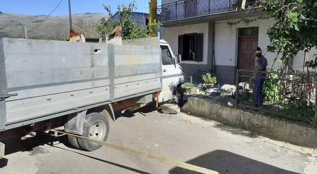 Incidente a Camerota, tragedia sfiorata: camion rompe i freni e finisce in una villa