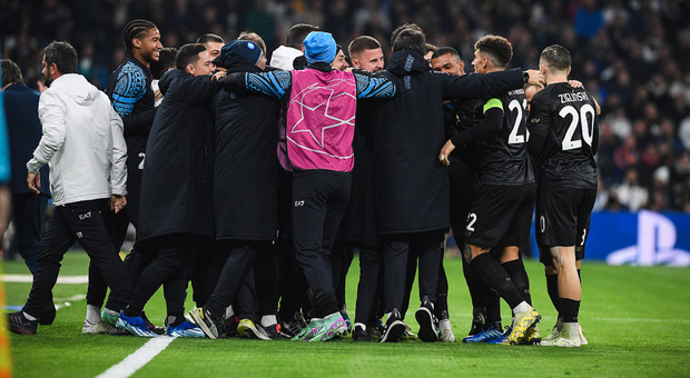 L'abbraccio dei giocatori del Napoli dopo il gol del 2-2 di Anguissa a Madrid (Foto Ssc Napoli)