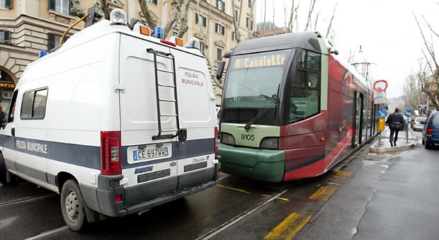 Roma, scontro tra auto e tram sulla Gianicolense: due feriti, grave automobilista
