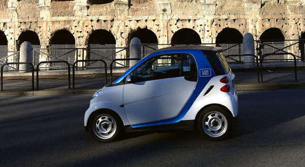 Una delle Smart di Car2Go davanti al Colosseo