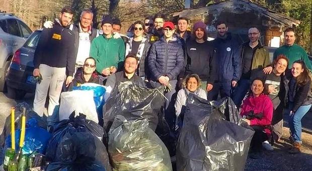 Venti sacchi di rifiuti raccolti lungo la provinciale Cimina: il gruppo di Viterbo Clean up colpisce ancora