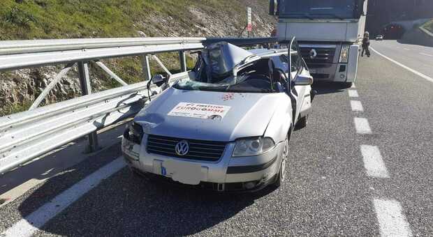 Salerno-Reggio, finisce con l'auto sotto un camion: è ferito gravemente