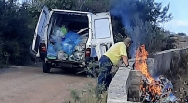 "Beccato" mentre abbandona i rifiuti in periferia e poi dà fuoco, lo sfogo del sindaco: «Tolleranza zero»