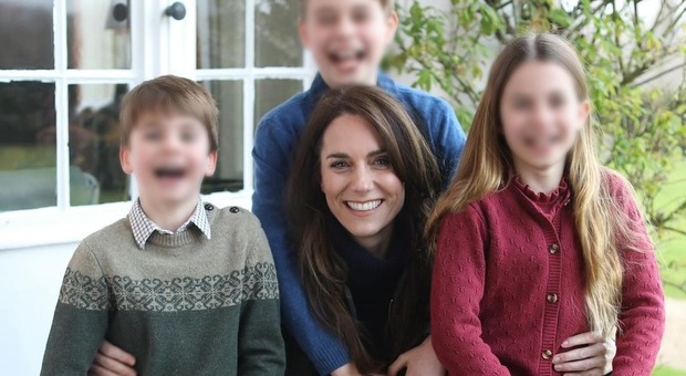 Kate Middleton, scuse per la foto modificata: «Sono stata io, ritoccata come fanno i fotografi amatoriali»