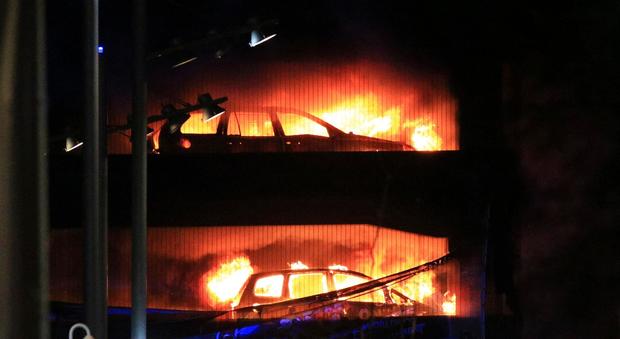 Maxi-incendio in un parcheggio multipiano a Liverpool, distrutte 1.400 auto -Video Twitter