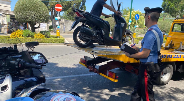 Napoli, rimossi 67 scooter abbandonati e senza assicurazione a Mergellina