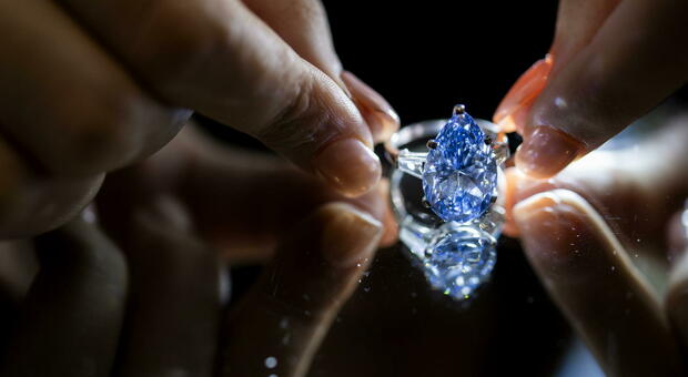 Diamante Bulgari Laguna Blu venduto all'asta per la cifra record di 25 milioni di dollari
