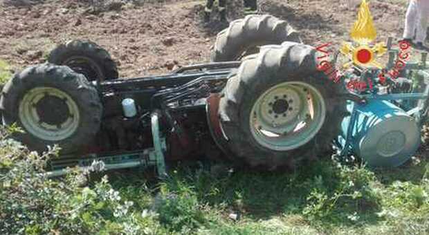Morto schiacciato dal trattore, tradegia in Val di Non: il contadino aveva 37 anni