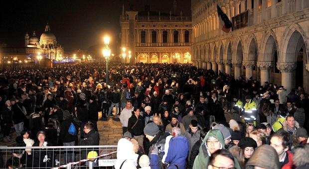 Venezia, 100.000 per lo spettacolo dei fuochi artificiali e nelle piazze