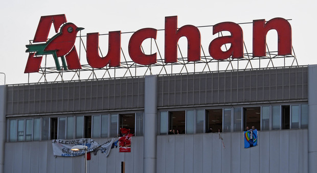 Auchan, i dirigenti: «Mai detto di volere lasciare la Campania»