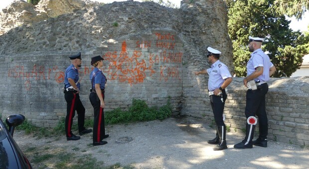 Mura Augustee di Fano imbrattate, i quattro giovani vandali incastrati dalla videosorveglianza