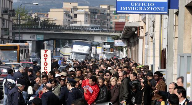 L'ufficio immigrazione di Napoli apre le porte: in 24 ore consegnati 2.650 permessi di soggiorno