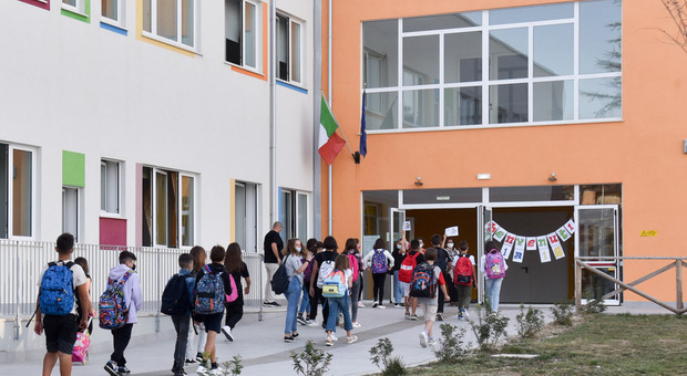 L'ingresso degli alunni. Ieri 2 scuole chiuse a Porto Potenza