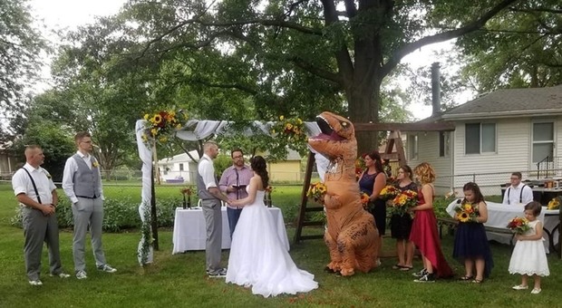 La testimone di nozze si presenta al matrimonio vestita da dinosauro: «Non mi pento di nulla»