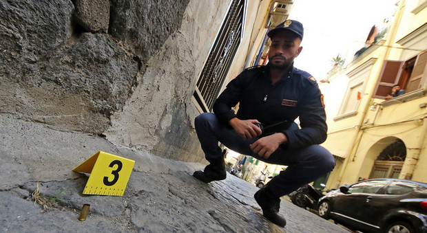 Camorra, nuova stesa nei vicoli di Napoli: 8 colpi di pistola nel cuore della notte