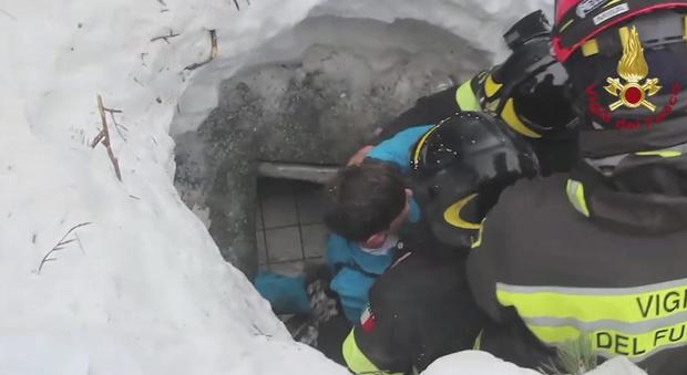 Rigopiano: quel pozzo scavato nella neve, unica via di salvezza di chi è sopravvissuto