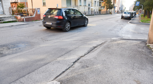 Le condizioni dell'asfalto in via Spalato a Macerata