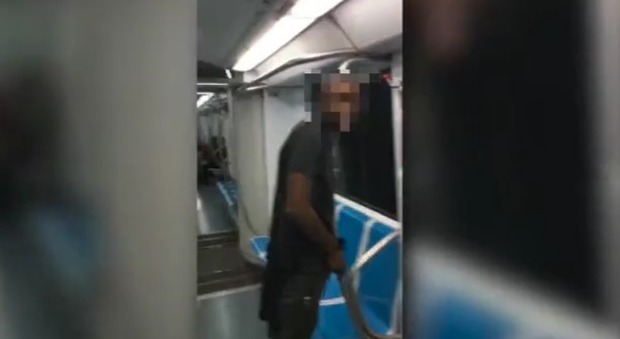 Roma, urina dentro la metro tra i passeggeri: la "bravata" finisce sui social