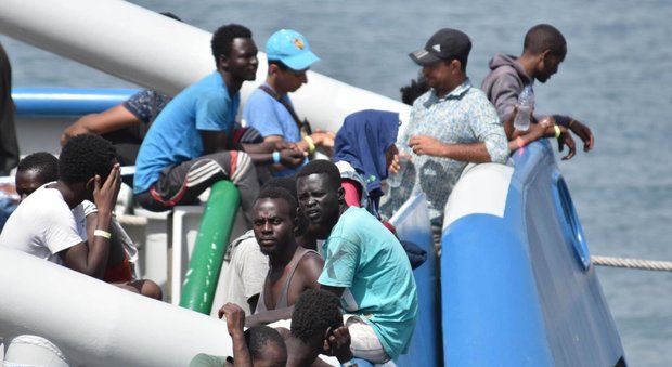 Migranti, naufragio al largo della Libia: 21 morti, 30 in salvo