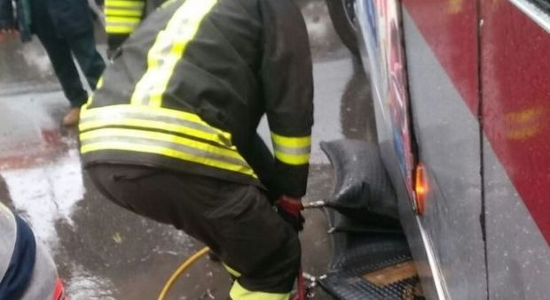 Roma, motorino finisce sotto bus Atac: ragazza estratta dai vigili del fuoco