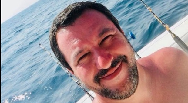 Albergatore di Ischia offre soggiorno gratis a Salvini e sconti ai leghisti, bufera sui social: «Mi hanno linciato e hanno disdetto le prenotazioni»
