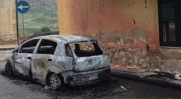 Un'altra auto in fiamme nella notte, è emergenza a Benevento