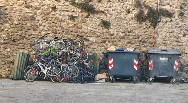 Le biciclette abbandonate in via delle Stelle