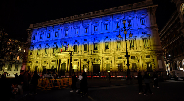Milano, Palazzo Marino illuminato con i colori della bandiera ucraina