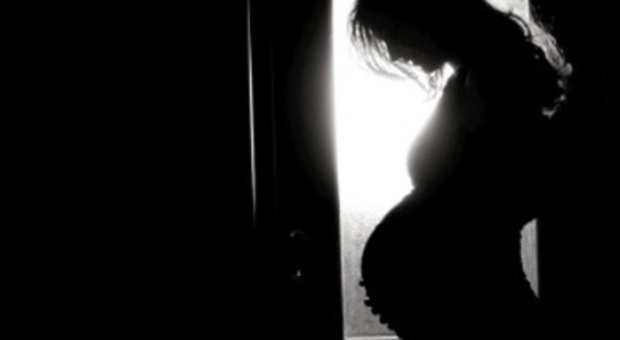 Torino, cade in casa contro una vetrata e si recide una arteria: donna incinta muore a 40 anni