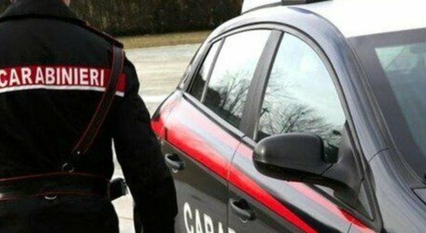 Padre coraggioso, perquisisce il figlio e gli trova 20 gr di marijuana nelle mutande: lo denuncia ai carabinieri