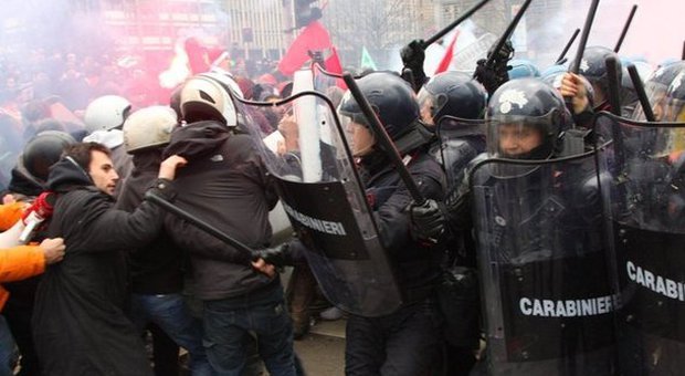 Sciopero, scontri con la polizia a Milano e Torino. A Roma il corteo "selvaggio" blocca la città