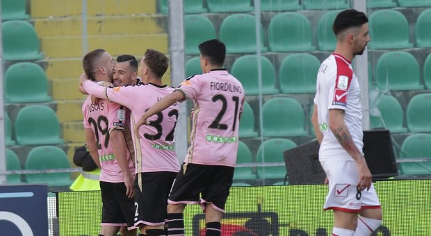 Serie B, il Palermo travolge il Carpi, pari tra Venezia e Cremonese
