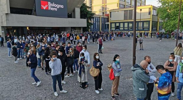 Open day a Bologna, in migliaia in fila per il vaccino: «Accampati da ieri notte». Il sindaco si scusa per i disagi