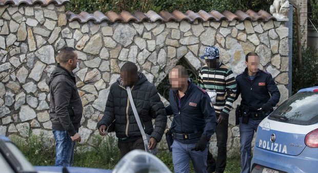 Roma, far west a Corcolle: poliziotti aggrediti da una trentina di nomadi: 20 fermi