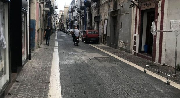 Barra, residenti riparano la buca stradale: necessario il «fai da te» contro i pericoli