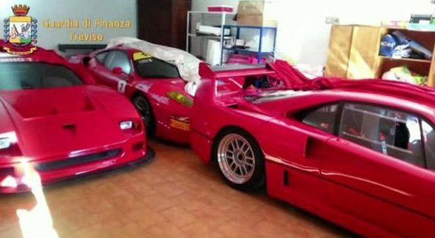 Componenti di auto e gadget Ferrari rubati, maxi sequestro a casa