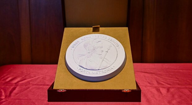 La medaglia celebrativa per il 2776esimo Natale di Roma (Foto Iovine/TOIATI)
