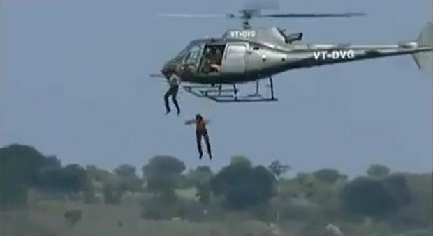 Due attori morti sul set: si lanciano in acqua da un elicottero e annegano