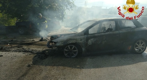 L'auto brucia, distrutta cabina Enel: e sull'A16 autista salvo in extremis