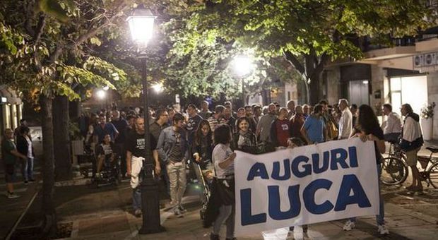 Centinaia di giovani in marcia a Porto San Giorgio per il compleanno di Luca Pelloni, morto a giugno