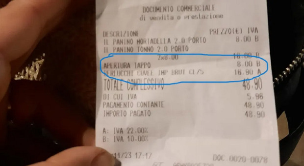 "Apertura del tappo" a 8 euro, lo scontrino di Palermo diventa un caso. Il ristoratore: «Definiamo così il servizio al tavolo»