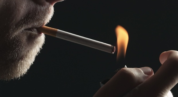 Sigarette, la legge antifumo non funziona nelle scuole: mancano controlli e sanzioni
