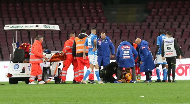 Paura per Ospina in Napoli-Udinese: si accascia lontano dall'azione, trasportato in ospedale